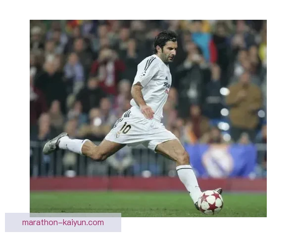 菲戈在巴萨时期的表现稳健，对球队贡献显著，成为历史经典瞬间。